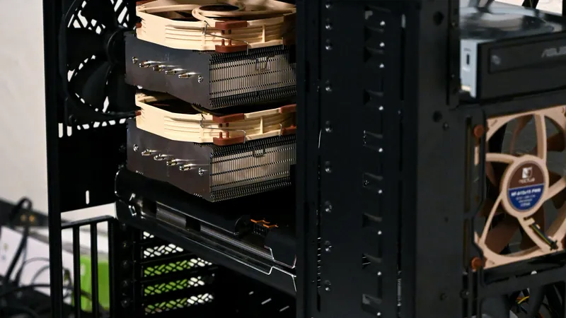 Server-Hardware mit Festplatten und Lüfter — KRITIS und kritische Infrastruktur