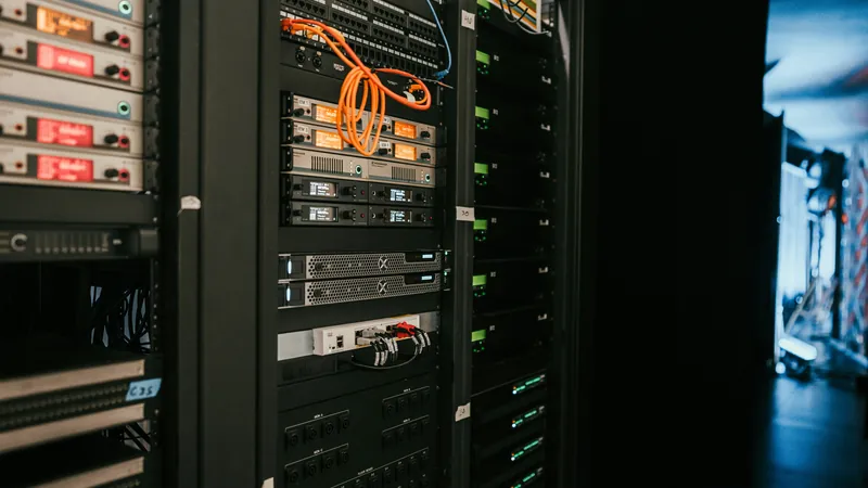 Server-Rack in einem Rechenzentrum — Nextcloud als Alternative zu Google & Microsoft